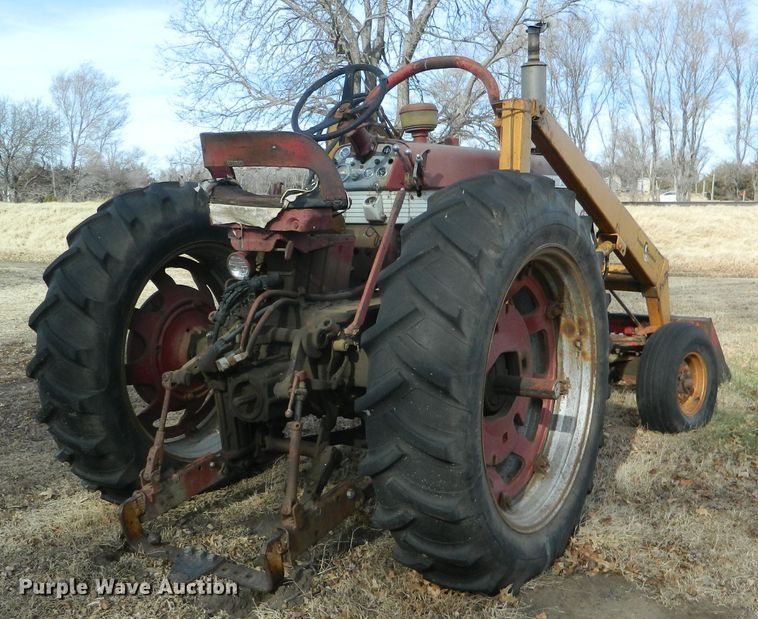 image for item DE4571 International 460  tractor
