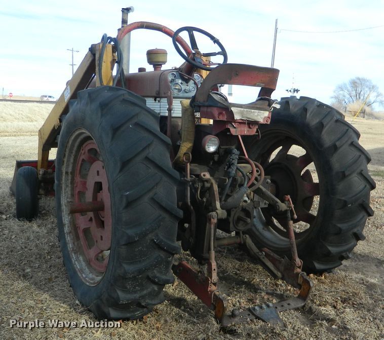 image for item DE4571 International 460  tractor