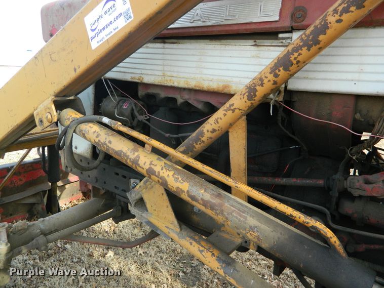 image for item DE4571 International 460  tractor