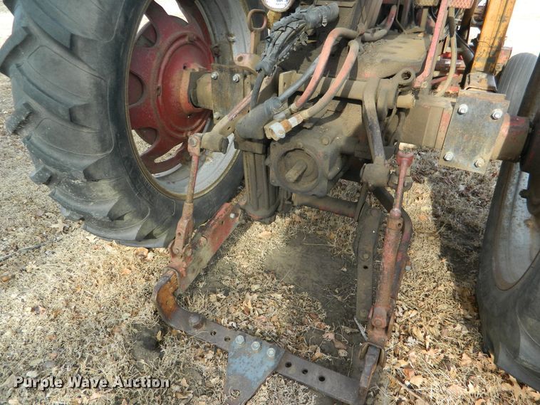 image for item DE4571 International 460  tractor