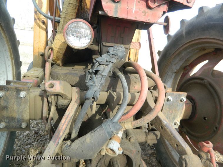 image for item DE4571 International 460  tractor