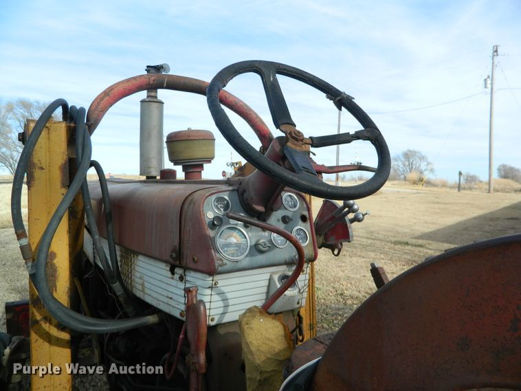 image for item DE4571 International 460  tractor