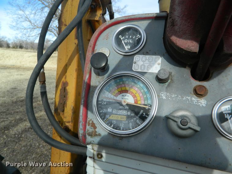 image for item DE4571 International 460  tractor