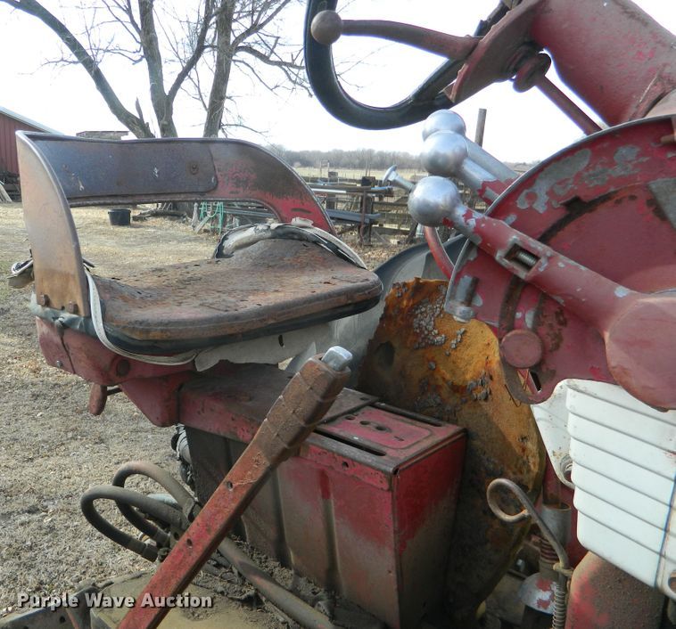 image for item DE4571 International 460  tractor