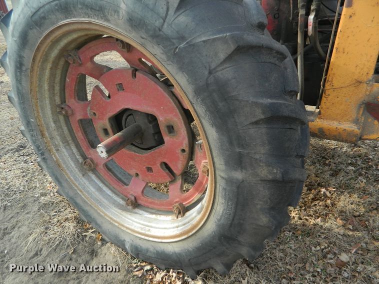 image for item DE4571 International 460  tractor