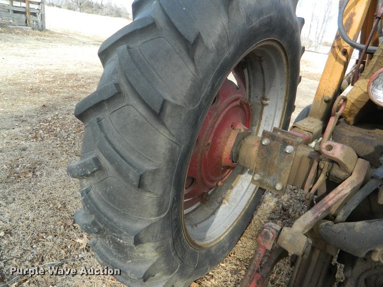 image for item DE4571 International 460  tractor
