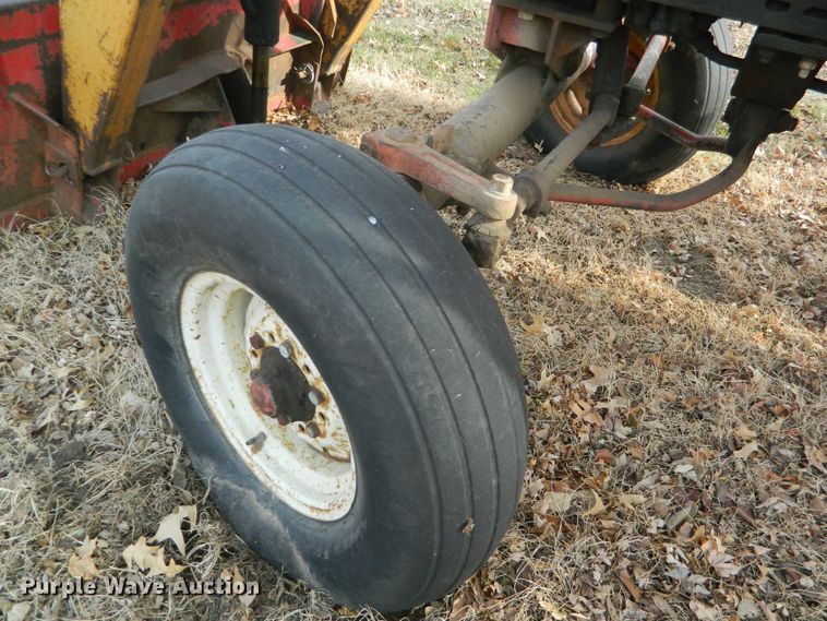 image for item DE4571 International 460  tractor