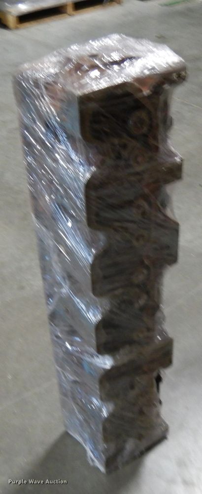 image for item DI8241 Cylinder head