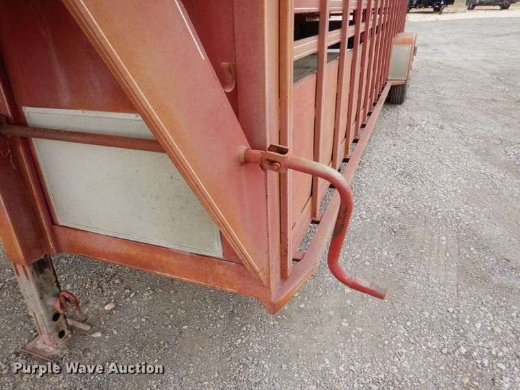 image for item DJ0760 1992 Diamond D livestock trailer