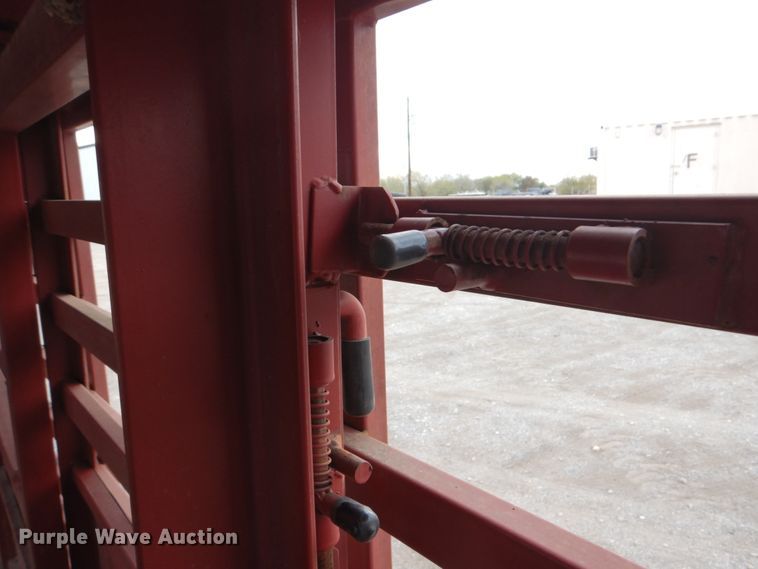 image for item DJ0760 1992 Diamond D livestock trailer