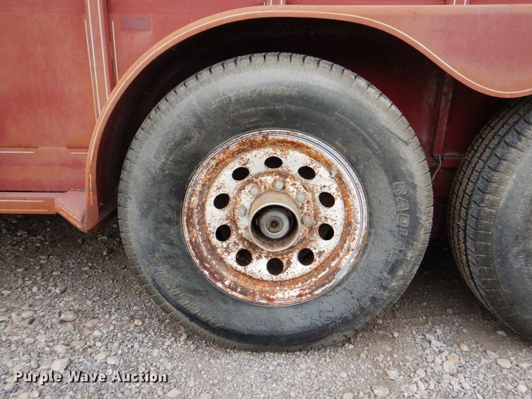 image for item DJ0760 1992 Diamond D livestock trailer