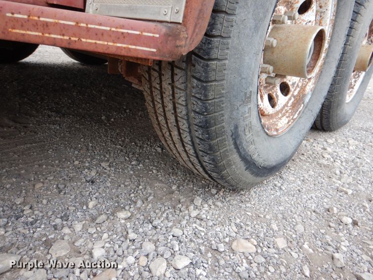 image for item DJ0760 1992 Diamond D livestock trailer