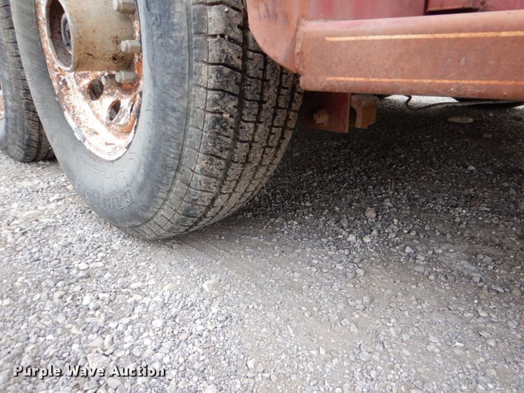 image for item DJ0760 1992 Diamond D livestock trailer