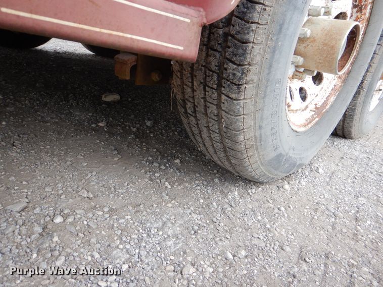 image for item DJ0760 1992 Diamond D livestock trailer