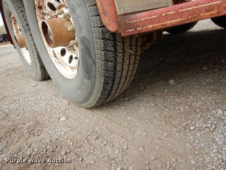 image for item DJ0760 1992 Diamond D livestock trailer