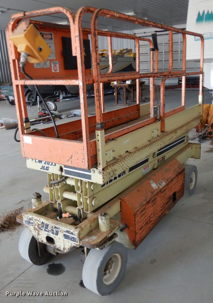 image for item IG9023 1994 JLG CM2033  scissor lift