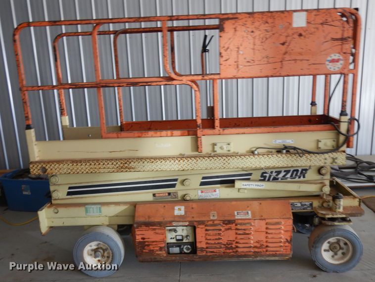 image for item IG9023 1994 JLG CM2033  scissor lift
