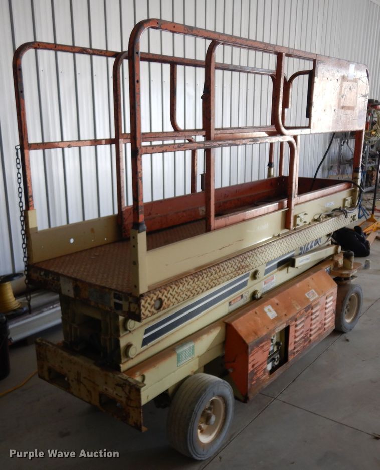 image for item IG9023 1994 JLG CM2033  scissor lift