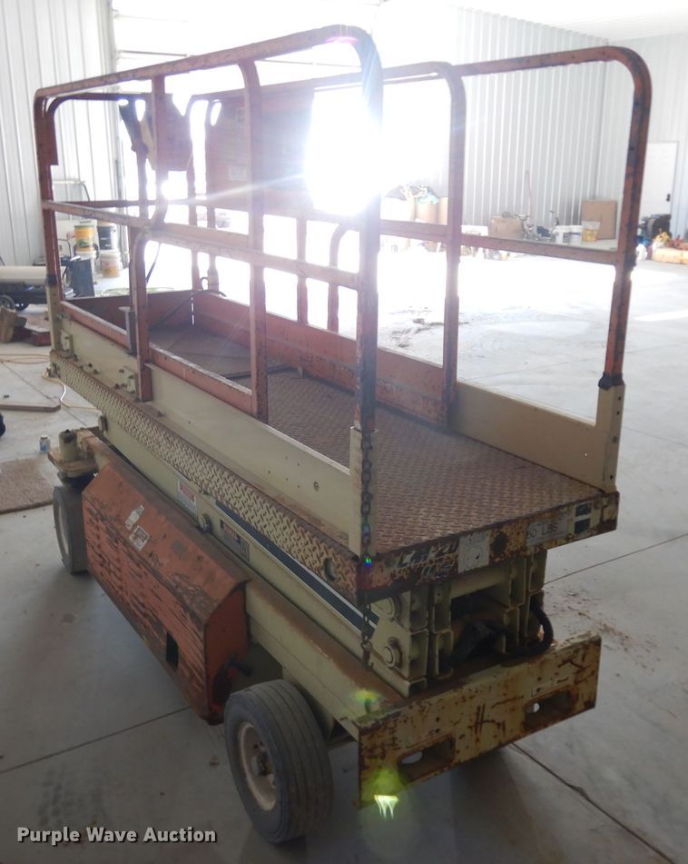 image for item IG9023 1994 JLG CM2033  scissor lift