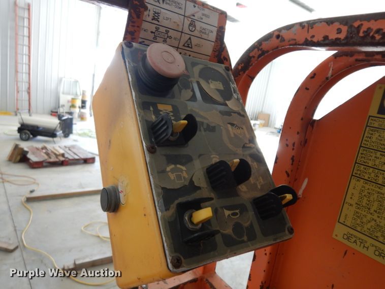 image for item IG9023 1994 JLG CM2033  scissor lift