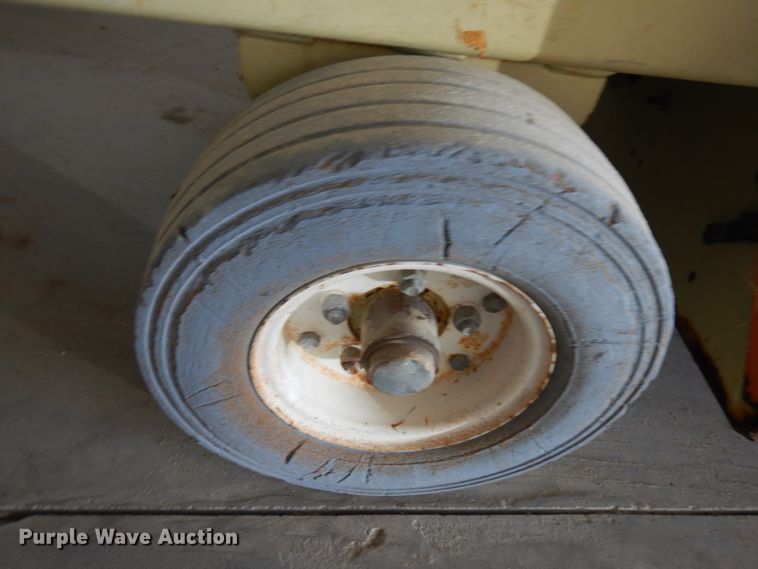 image for item IG9023 1994 JLG CM2033  scissor lift