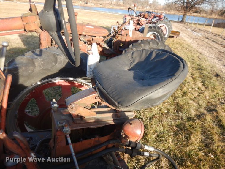 image for item IG9078 Farmall 350  tractor