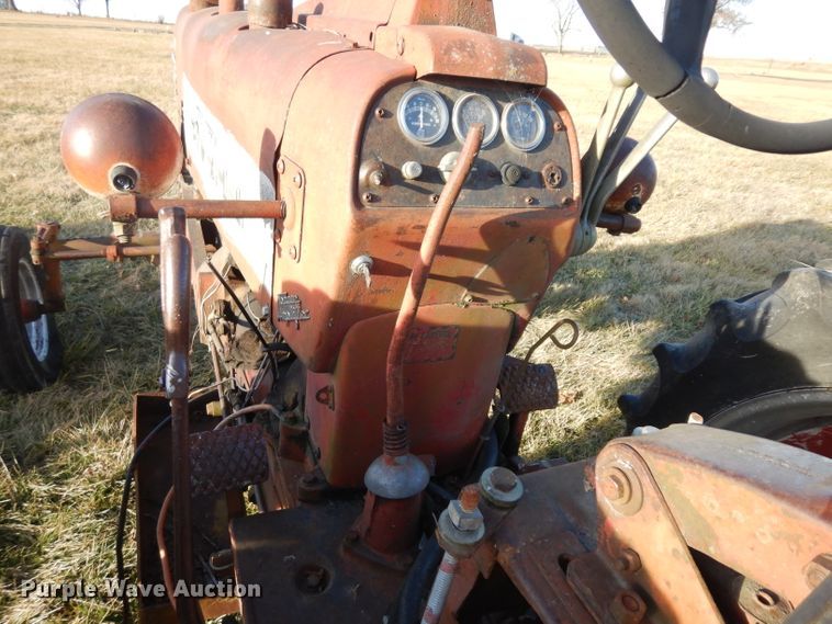 image for item IG9078 Farmall 350  tractor