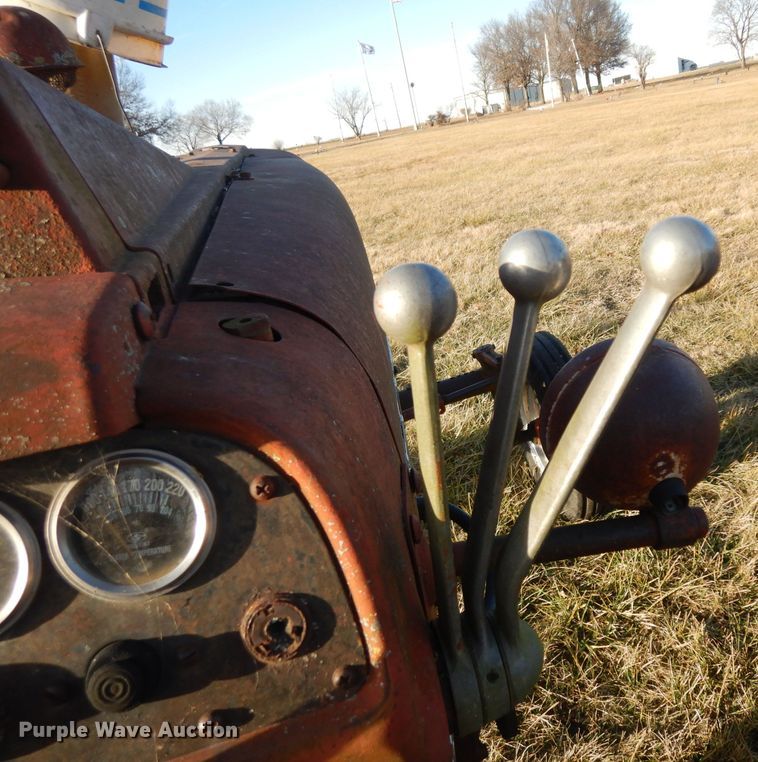 image for item IG9078 Farmall 350  tractor