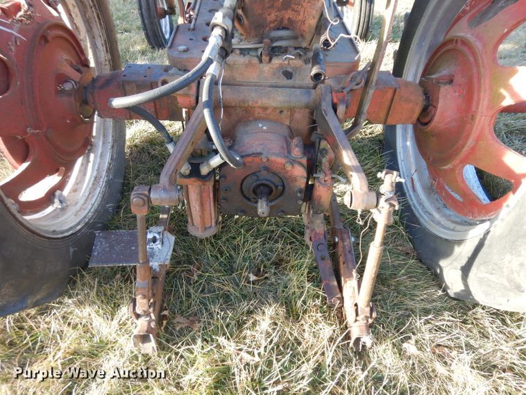 image for item IG9078 Farmall 350  tractor
