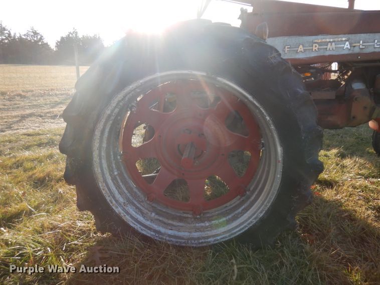 image for item IG9078 Farmall 350  tractor
