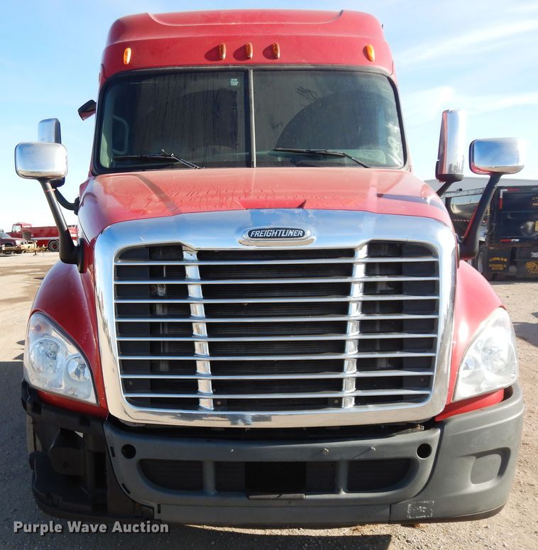 image for item DF6738 2009 Freightliner Cascadia  semi truck