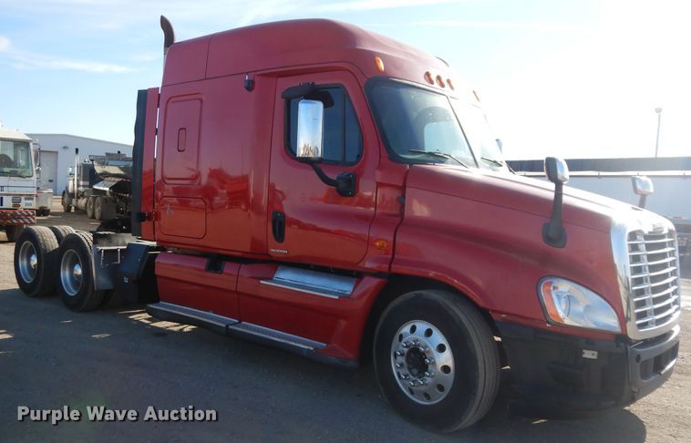 image for item DF6738 2009 Freightliner Cascadia  semi truck