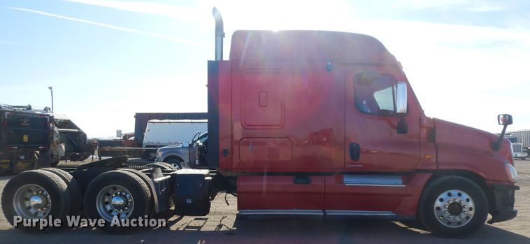 image for item DF6738 2009 Freightliner Cascadia  semi truck