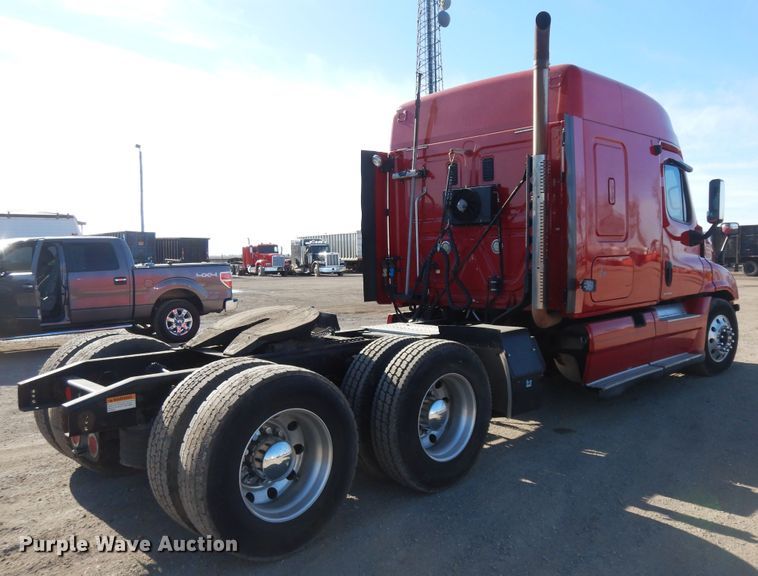 image for item DF6738 2009 Freightliner Cascadia  semi truck