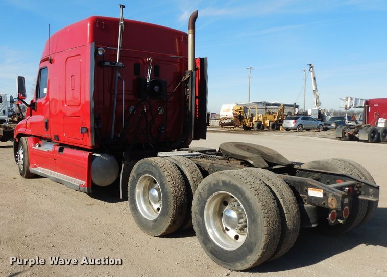 image for item DF6738 2009 Freightliner Cascadia  semi truck