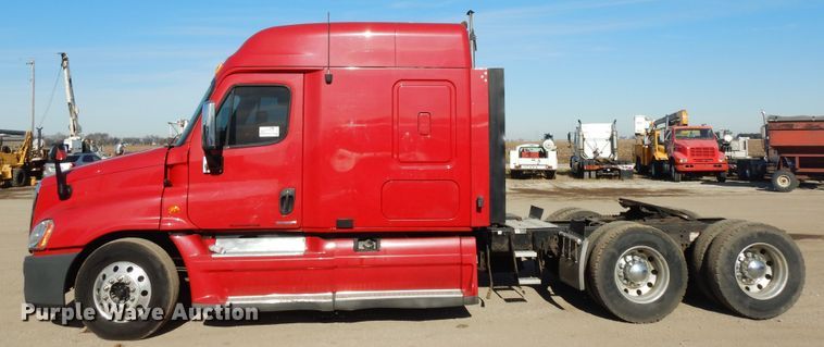 image for item DF6738 2009 Freightliner Cascadia  semi truck