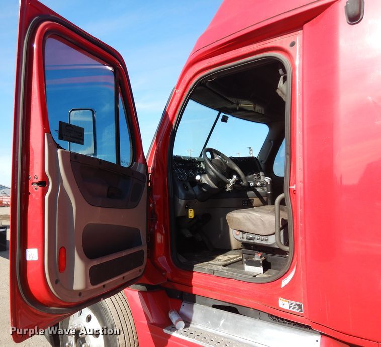 image for item DF6738 2009 Freightliner Cascadia  semi truck