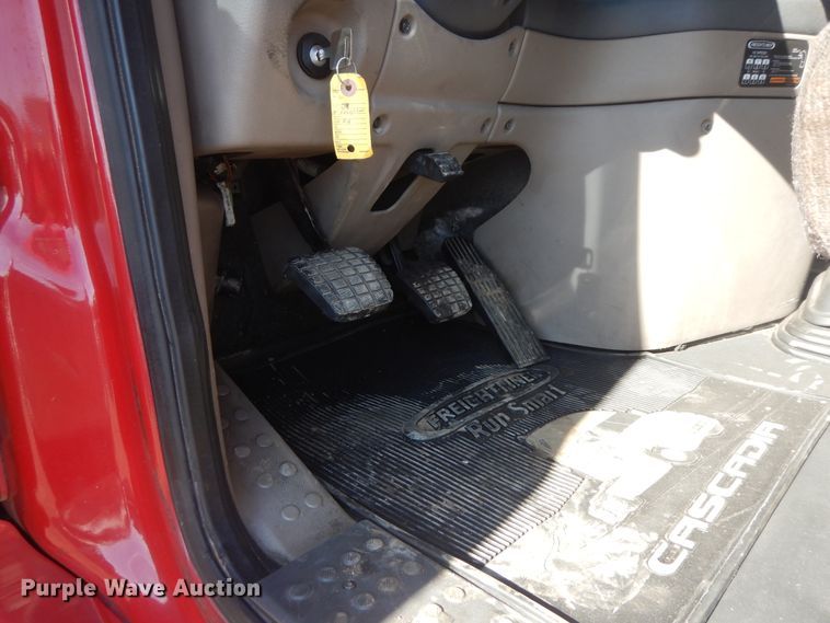 image for item DF6738 2009 Freightliner Cascadia  semi truck