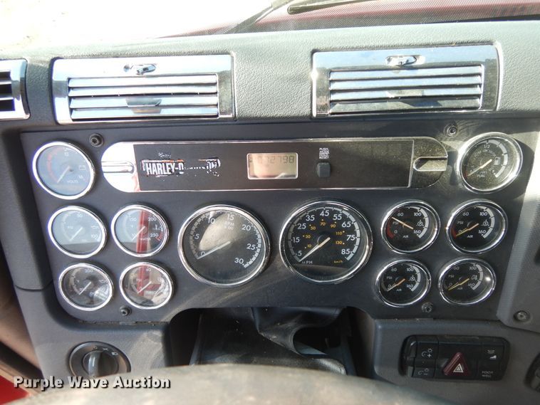 image for item DF6738 2009 Freightliner Cascadia  semi truck