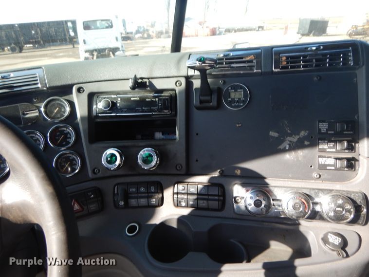 image for item DF6738 2009 Freightliner Cascadia  semi truck