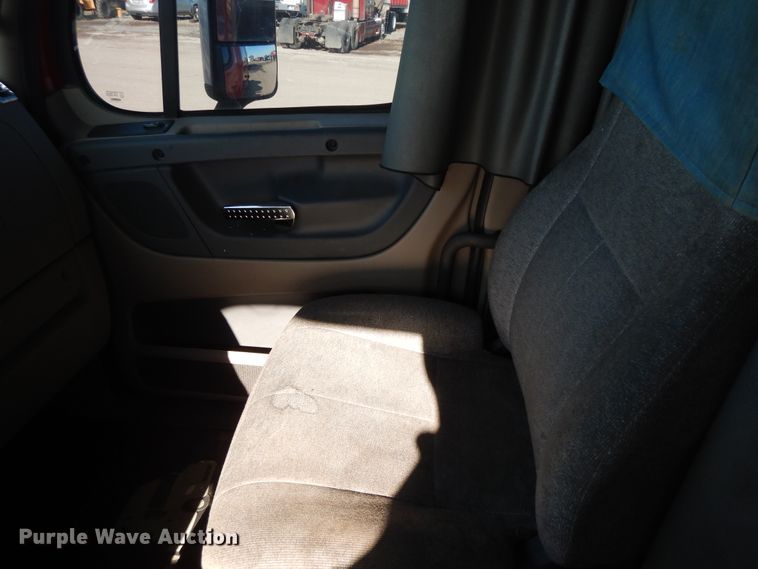 image for item DF6738 2009 Freightliner Cascadia  semi truck