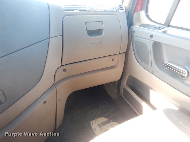 image for item DF6738 2009 Freightliner Cascadia  semi truck