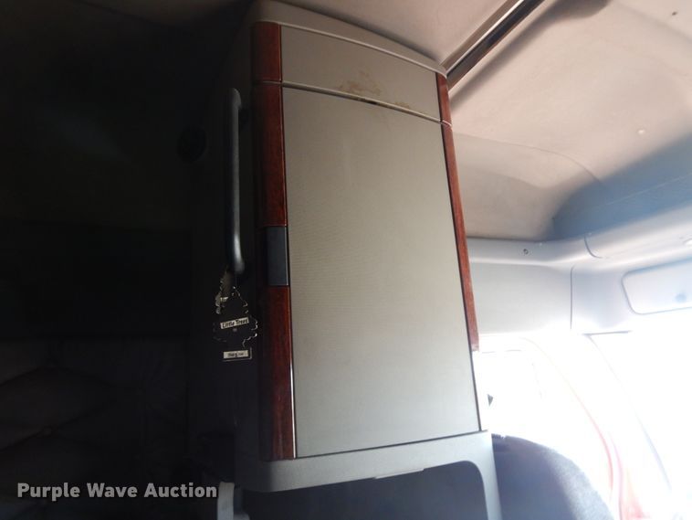 image for item DF6738 2009 Freightliner Cascadia  semi truck