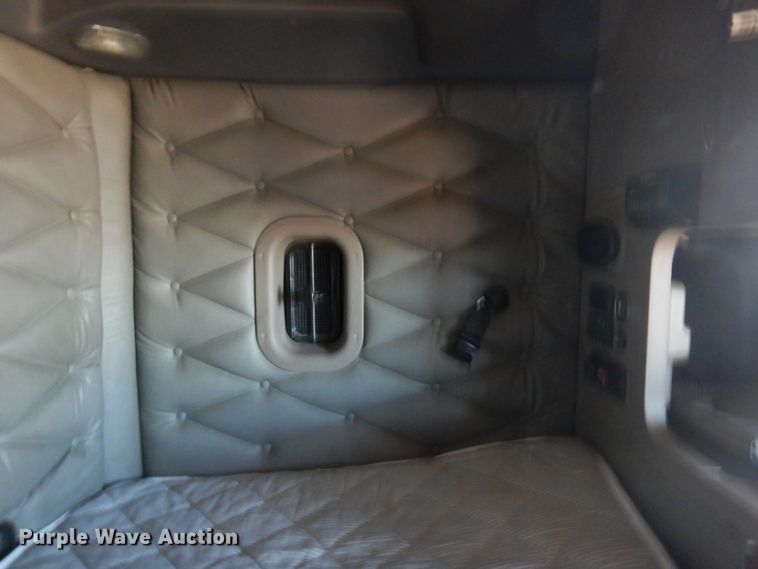 image for item DF6738 2009 Freightliner Cascadia  semi truck