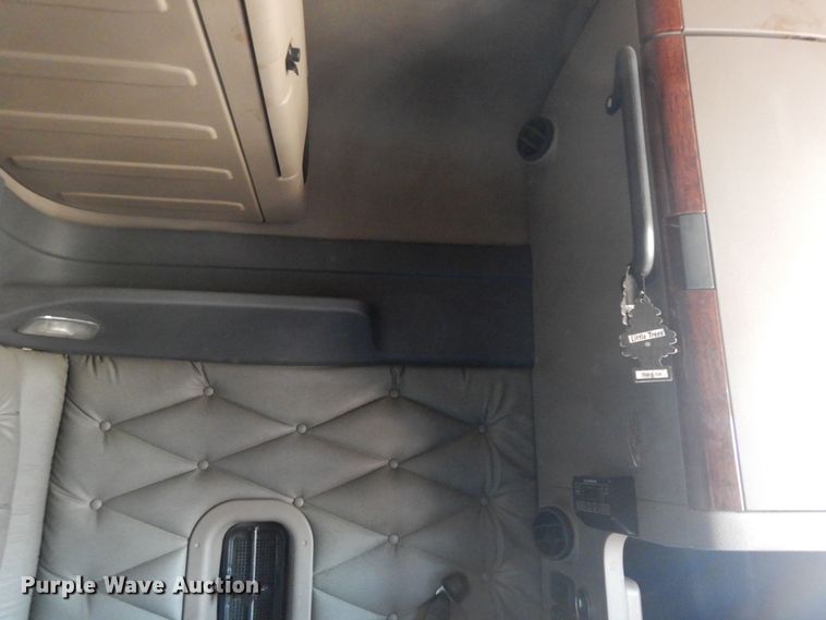 image for item DF6738 2009 Freightliner Cascadia  semi truck