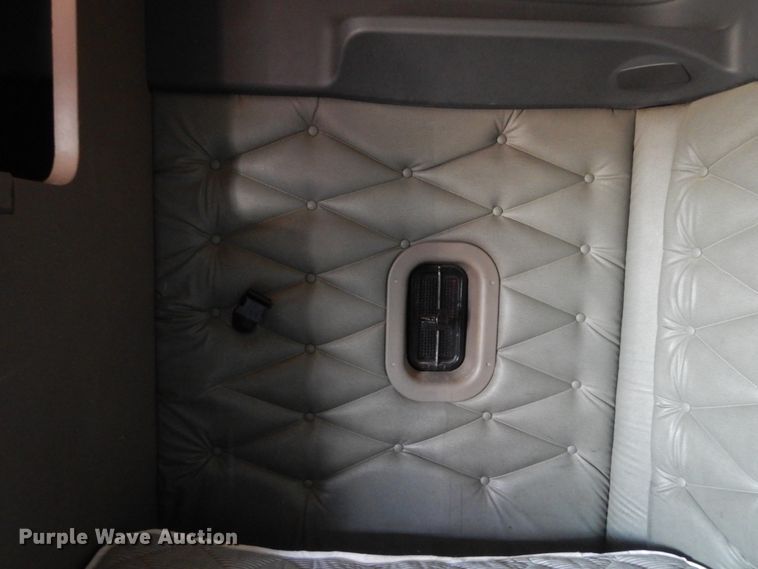 image for item DF6738 2009 Freightliner Cascadia  semi truck