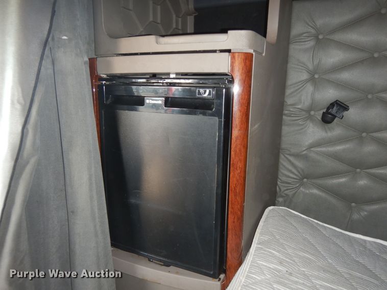 image for item DF6738 2009 Freightliner Cascadia  semi truck