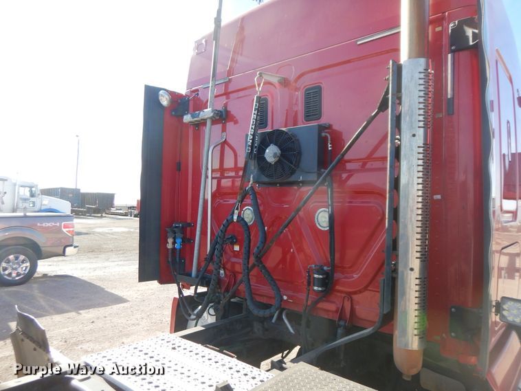 image for item DF6738 2009 Freightliner Cascadia  semi truck