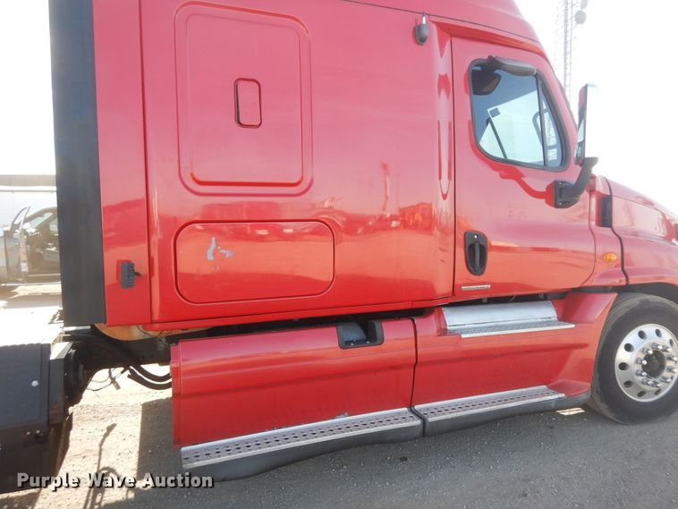 image for item DF6738 2009 Freightliner Cascadia  semi truck