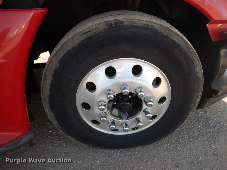 image for item DF6738 2009 Freightliner Cascadia  semi truck